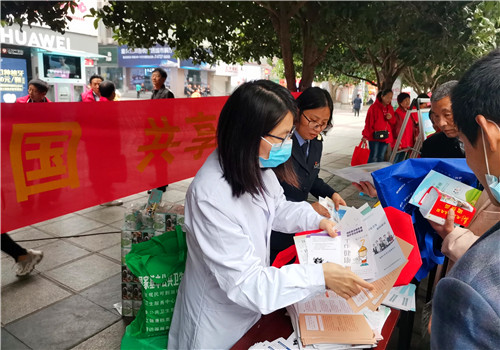 图为工作人员在人流量大的步行街宣传《职业病防治法》相关知识_副本