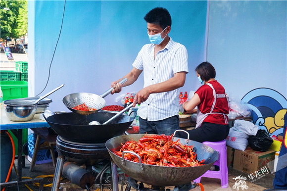商家现场烹饪小龙虾。华龙网—新重庆客户端记者 舒婷 摄