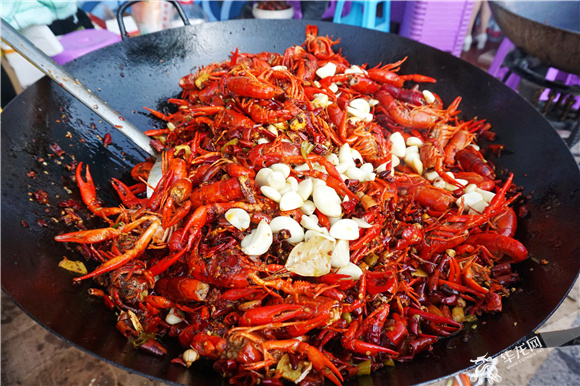 今年节会准备了2万多斤小龙虾。华龙网—新重庆客户端记者 舒婷 摄