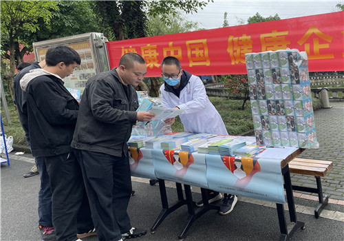 图为工作人员到企业宣传《职业病防治法》_副本