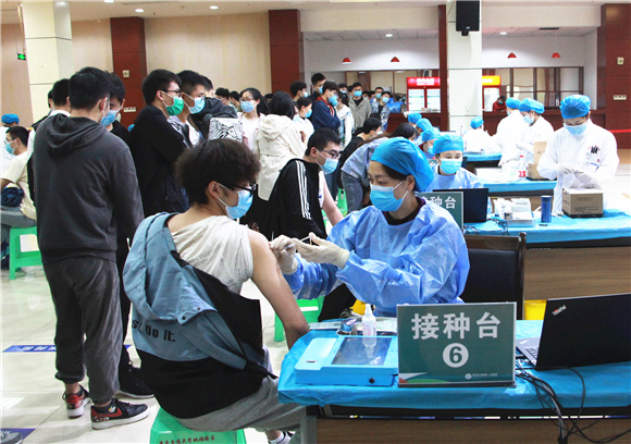 学生有序进行疫苗接种。江津区双福工业园发展中心供图 华龙网发