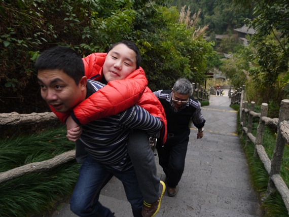 父亲背着邓显松爬山 4父亲背着邓显松爬山