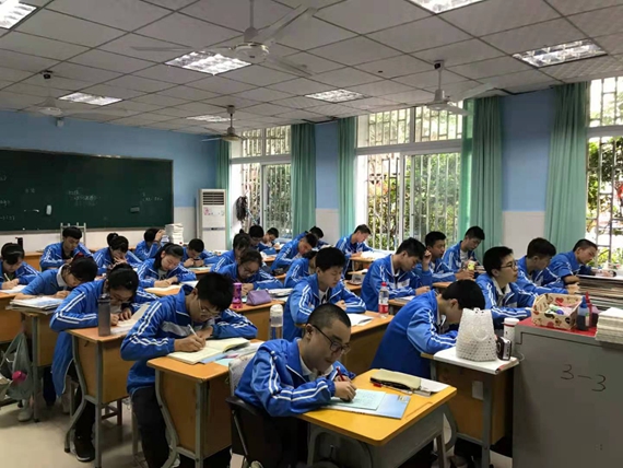 教室里认真学习的邓显松 5教室里认真学习的邓显松