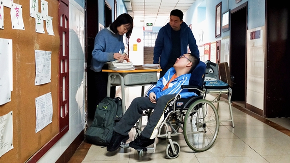 父母给邓显松收拾书包 3父母给邓显松收拾书包 吴倩摄