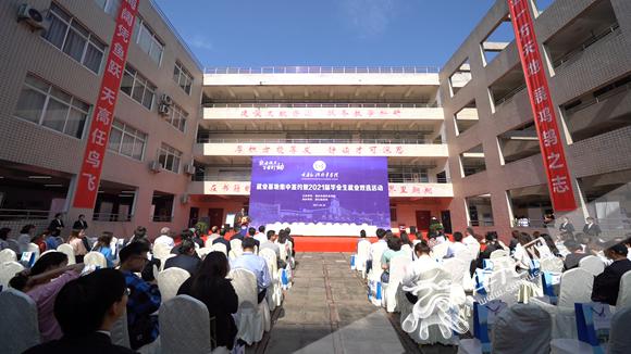 重庆外语外事学院举行2021届毕业生双选会。傅斌 摄