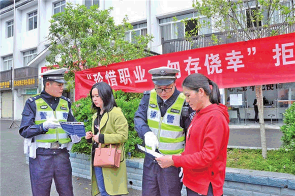 近日，双桂街道皂角社区，交巡警在为居民讲解酒驾的危害。通讯员 张晓庆 摄