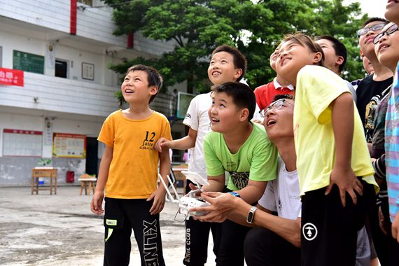 江津西湖镇泽全希望小学课科普下乡扶贫活动(学生体验无人机飞行 受访者供图 华龙网发 江津西湖镇泽全希望小学课科普下乡扶贫活动(学生体验无人机飞行 受访者供图 华龙网发