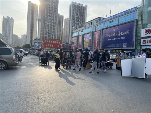 《中国刑警》在合川义乌小商品市场取景。图片为网友提供