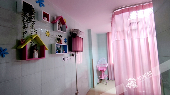 为女性患者打造的粉色病床。华龙网-新重庆客户端记者 闫仪 摄