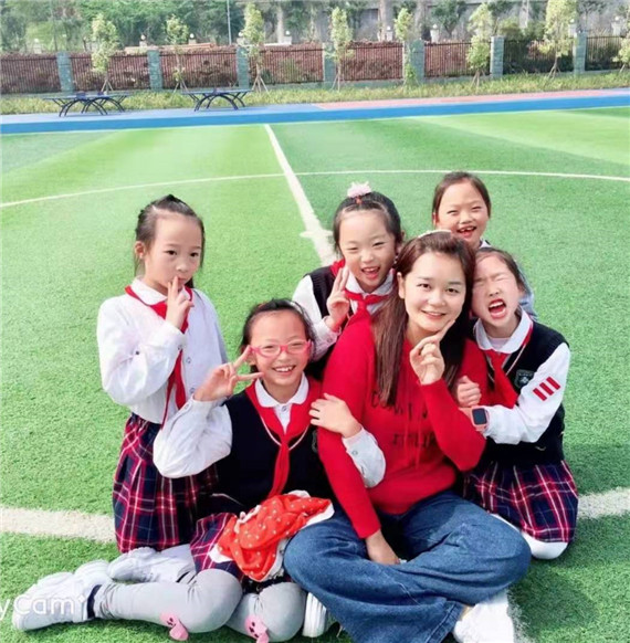 邓莉与孩子们一起玩耍 受访者供图 华龙网发 3邓莉与孩子们一起玩耍 受访者供图 华龙网发