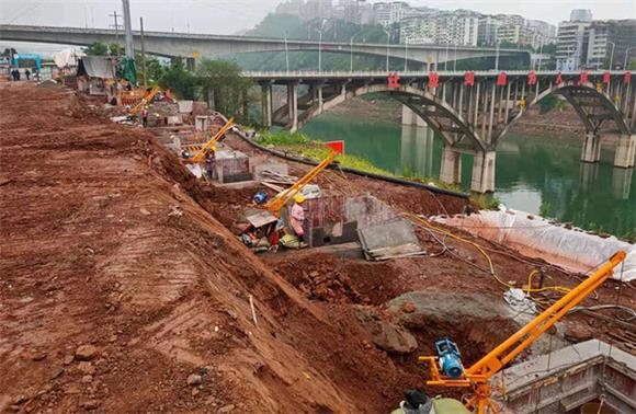 龙河东滨江公园二期边坡挡墙工程施工现场。通讯员 李达元 摄