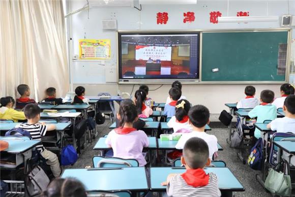 学生在教室上法治网课。通讯员 朱江 摄