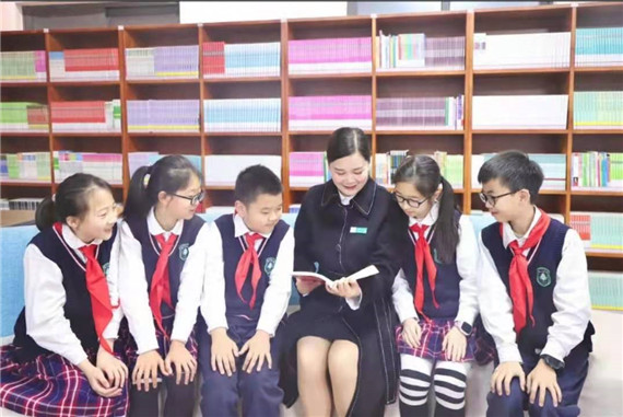 邓莉带领孩子们一起阅读 受访者供图 华龙网发 4邓莉带领孩子们一起阅读 受访者供图 华龙网发