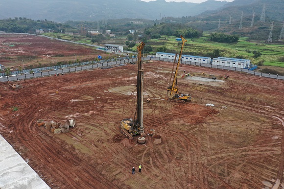 3、2021年1月28日，腾龙5G产业园项目开始桩基础施工。巴南经济园区供图 华龙网发