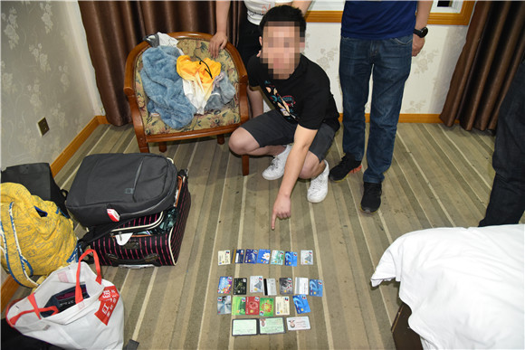 嫌疑人指认作案的手机卡。云阳县公安局供图 华龙网发