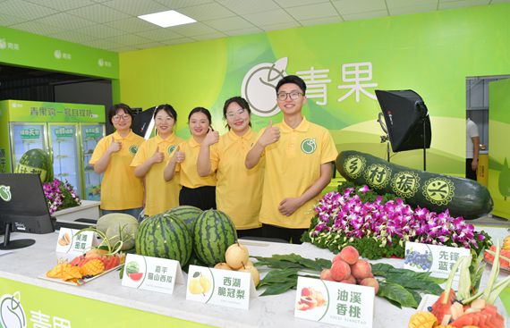 创业学生在“青果计划”运营基地为江津水果直播带货 重庆工程职业技术学院供图 华龙网发