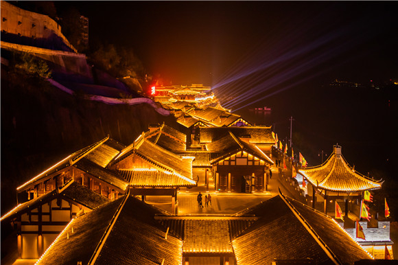 和心爱的人来看看三国印巷的夜景吧。重庆江来集团供图 华龙网发