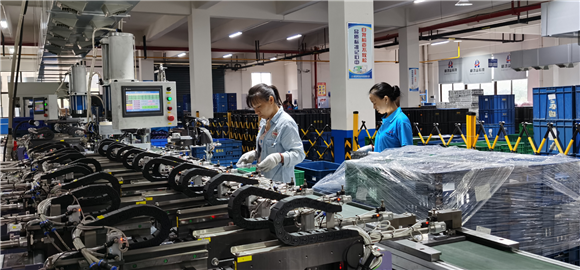 精鸿益智能化生产车间。铜梁区委宣传部供图 华龙网发 精鸿益智能化生产车间。铜梁区委宣传部供图 华龙网发