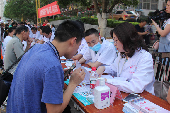 重医附二院专家团队来彭巡回医疗。彭水县融媒体中心供图 华龙网发