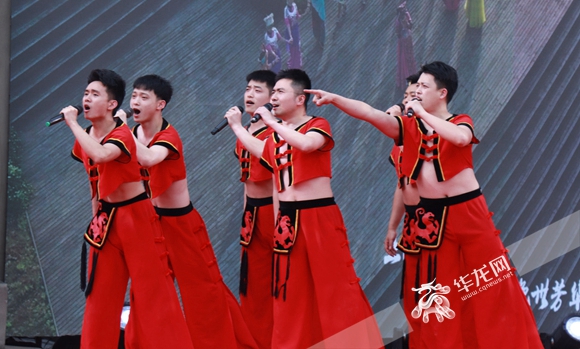 2021年“第二届中国黔江鸡杂美食文化节”开幕式上的歌舞表演。华龙网-新重庆客户端 葛彧 摄