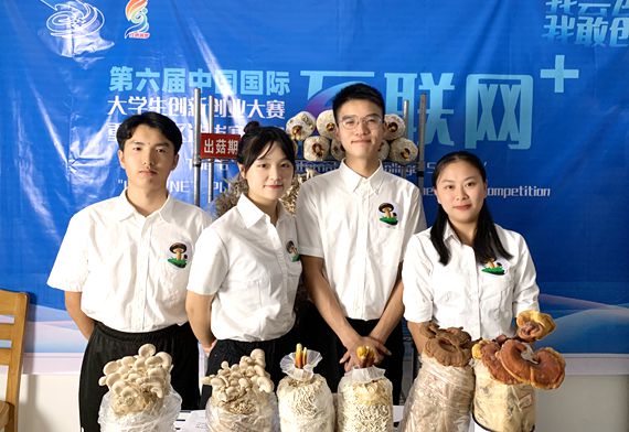 蒋鹏和他的团队(右二为蒋鹏) 重庆工程职业技术学院供图 华龙网发 蒋鹏和他的团队(右二为蒋鹏) 重庆工程职业技术学院供图 华龙网发