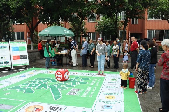 康美街道开展互动小游戏，提升社区居民的垃圾分类知识。通讯员 邓敏 王永清 摄