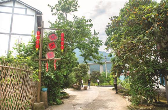 院落依山而建，正在修建的郑万高铁横穿而过。 通讯员 侯本艳 摄