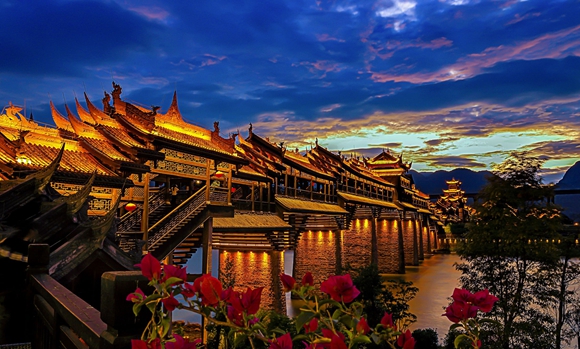 “世界第一风雨廊桥” 跨越阿蓬江和蒲花河。黔江旅投供图 华龙网发
