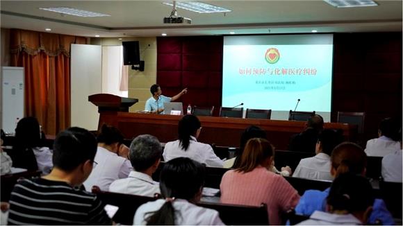 长寿区司法局杨松柏同志在云台镇卫生院开展普法讲座。通讯员 朱江 摄
