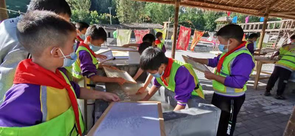 青少年参与研学活动，正在体验造纸。云阳县文旅委供图 华龙网发