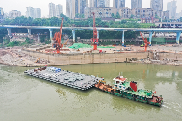 5月20日下午2点30分,166舰趸船停靠在九龙坡区建设码头。 通讯员 陈林 摄 5月20日下午2点30分,166舰趸船停靠在九龙坡区建设码头。 通讯员 陈林 摄