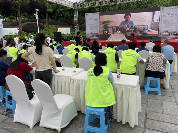 7记者们在武陵广场观看茶艺表演。华龙网-新重庆客户端记者 李成 摄