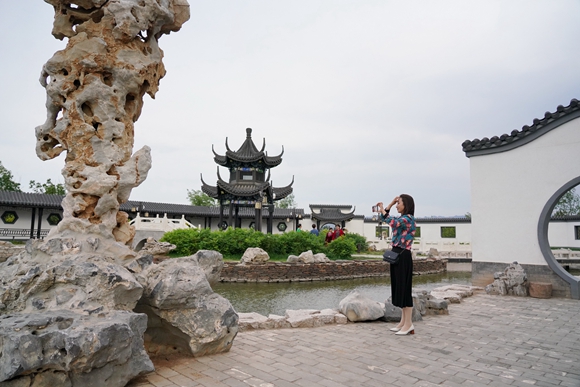 市民在河北省涿鹿县桑干河滨河公园游览。