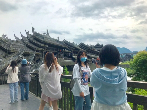 濯水景区吸引游客“打卡”。黔江旅投供图 华龙网发