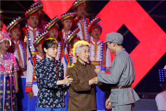 8民歌会上的情景表演唱《十送红军》。通讯员 赵琴 摄