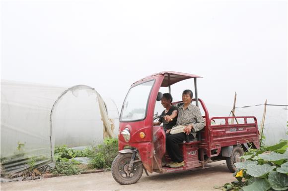 黄仁超夫妇开着三轮车运输早熟西瓜。  通讯员 陈仕川 摄