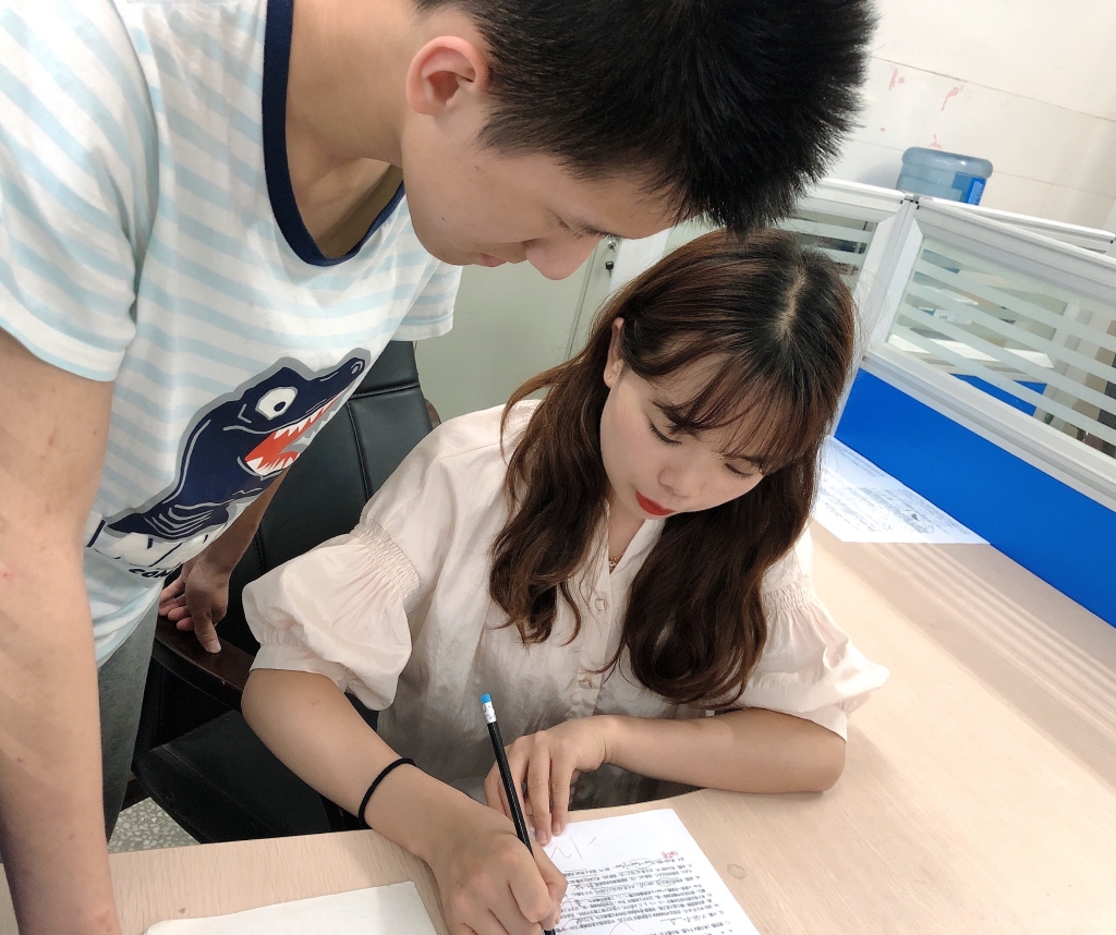 贺小玲正在辅导学生做题 受访者供图 华龙网发