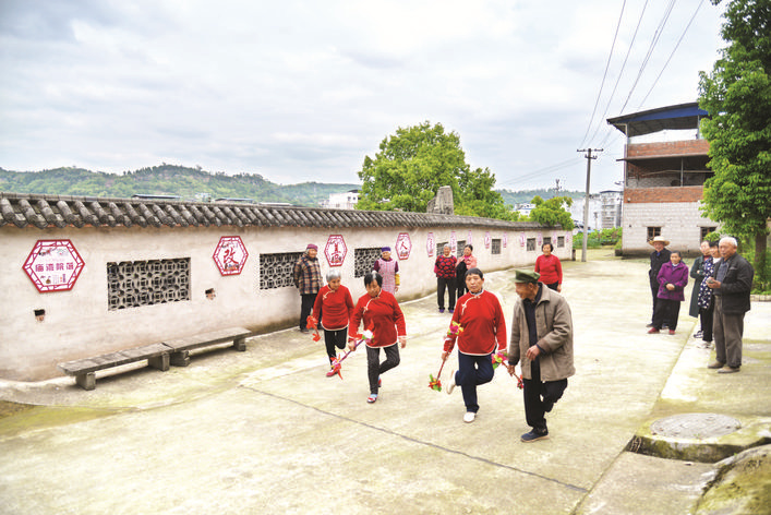 龙沙镇庙湾院子干净整洁,村居丰富多彩。通讯员 付作侨 摄 龙沙镇庙湾院子干净整洁,村居丰富多彩。通讯员 付作侨 摄