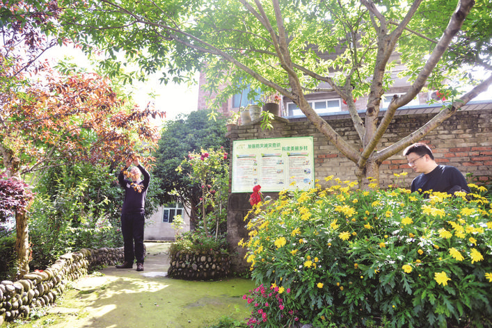 高梁镇岭上院子,房前屋后鲜花环绕。通讯员 冉孟军 摄 高梁镇岭上院子,房前屋后鲜花环绕。通讯员 冉孟军 摄