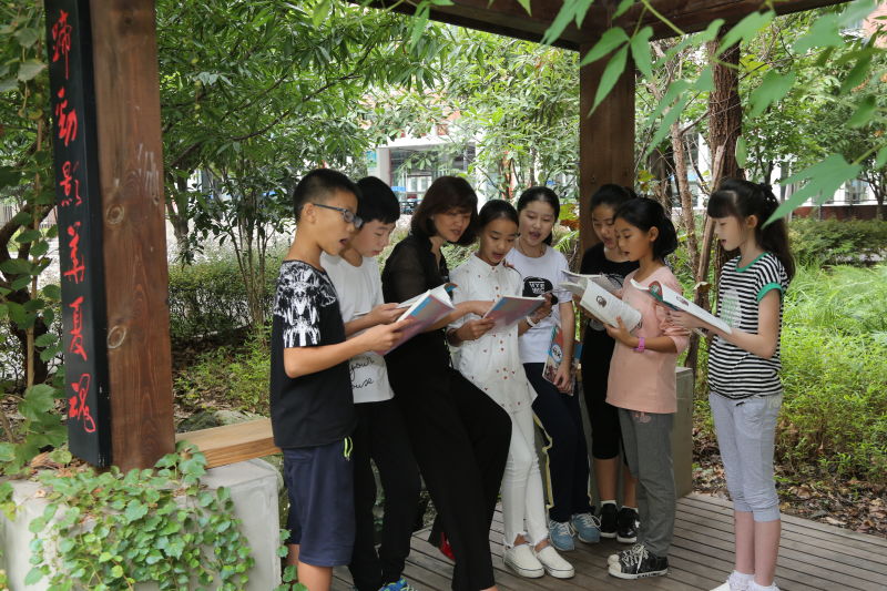 刘祖兰与学生一起晨读 受访者供图 华龙网发 刘祖兰与学生一起晨读 受访者供图 华龙网发