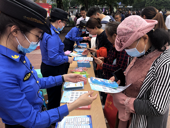 观音桥商圈开展提升市民安全意识普法宣传活动 观音桥商圈办供图 华龙网发