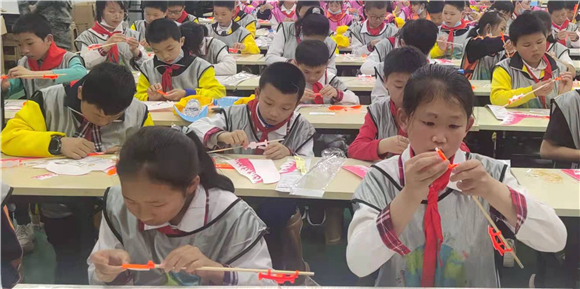 在重庆飞行家航空科普基地，虎城镇中心小学学生制作飞机模型。特约通讯员 张常伟 摄