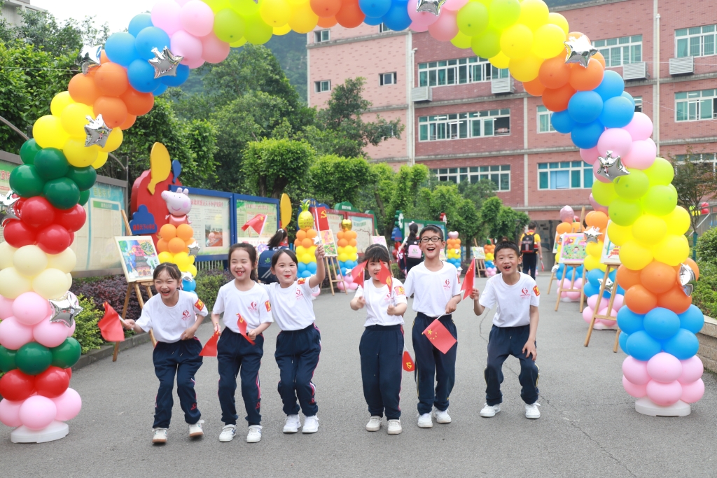 欢乐的孩子们 学校供图 华龙网发.JPG