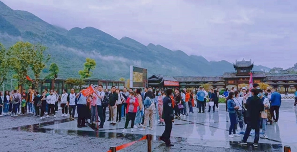 现场活动吸引大批游客。黔江区文旅委供图 华龙网发