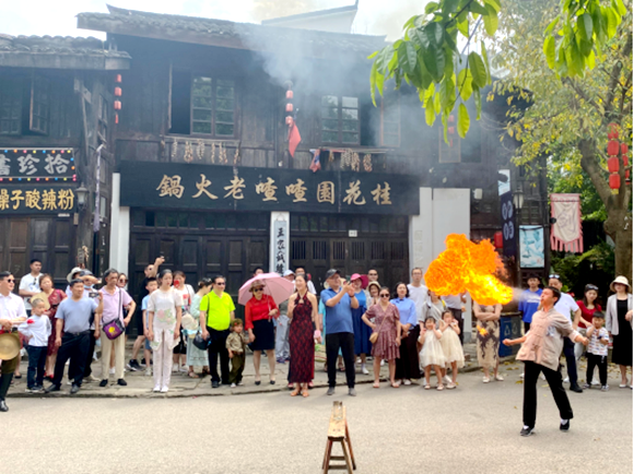 两江国际影视城举行了传统的民俗杂耍文化季。渝北文化旅游委供图 华龙网发