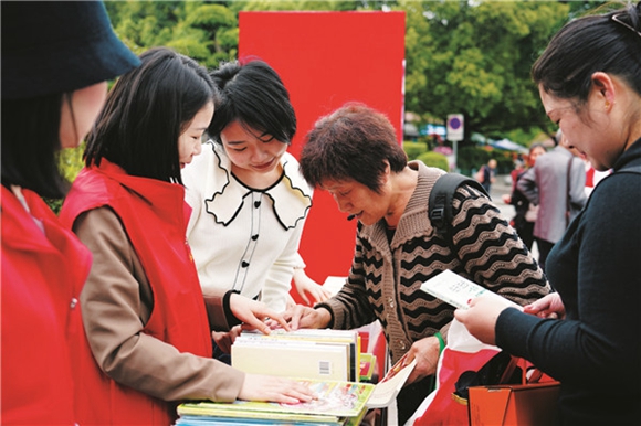 丰都市民领取在街头领取图书。丰都县委宣传部供图 华龙网发