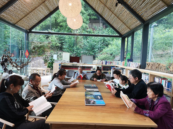 桥上村村民在涌泉书院看书学习。巴南区融媒体中心供图 华龙网发
