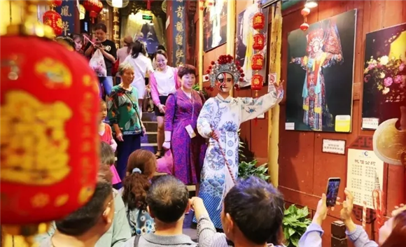 磁器口古镇推出川剧等表演让游客体验巴渝文化。沙坪坝区融媒体中心供图 华龙网发