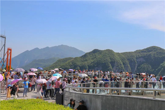 游客在龙缸景区云端廊桥体验步步惊心的刺激。云阳县文旅委供图