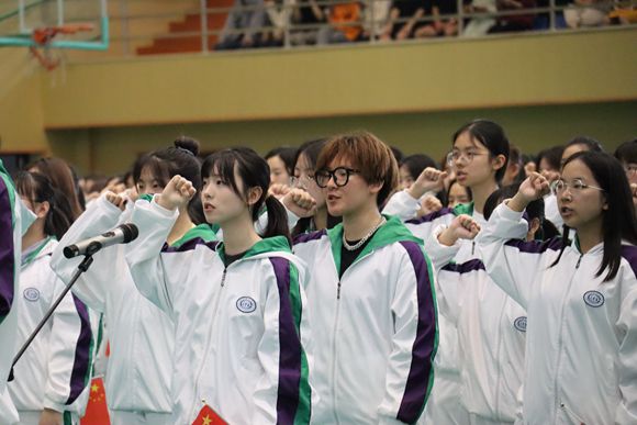 千名学生集体宣誓。重庆外语外事学院供图 华龙网发